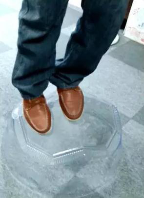 客戶在我司展廳做無(wú)電照明采光罩承重體驗(yàn)